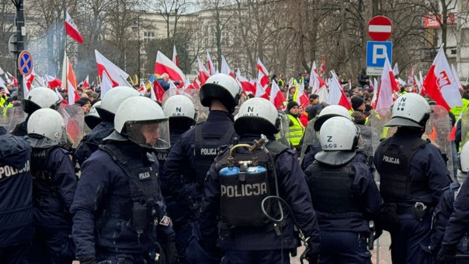Artikelbild för artikeln: VIDEO: Tusentals bönder i kravaller utanför Polens parlament