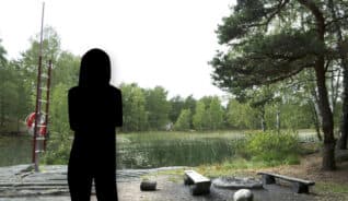 Artikelbild för artikeln Gruppvåldtog 14-årig flicka i skog – slipper utvisning